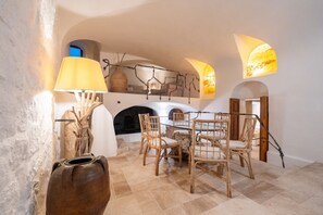 Dining - In the heart of Olbia, the gateway to the famous Costa Smeralda, behind the facade of a historic building dating back to 1905, lies a place, renovated and designed by the renowned architect Lesuisse.This luxurious loft, with direct access from the street (Olbia)