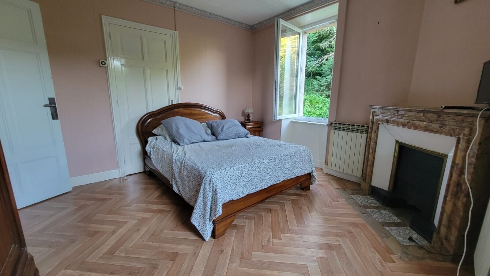 Iron/ironing board, bed sheets