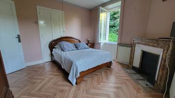Iron/ironing board, bed sheets