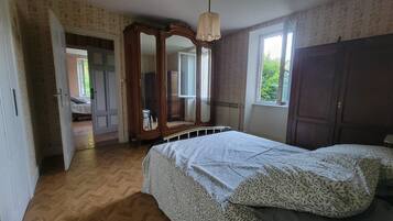Tabla de planchar con plancha y ropa de cama