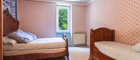 6 bedrooms, iron/ironing board, bed sheets