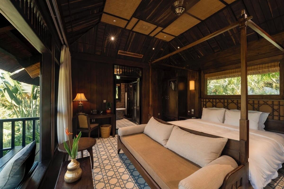 Signature Bungalow | Minibar, in-room safe, desk, laptop workspace