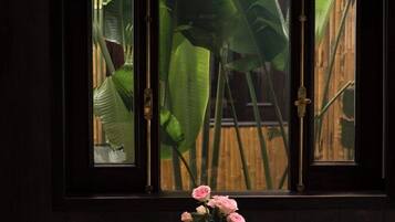 Una habitación de madera oscura con ventana que da a un jardín.