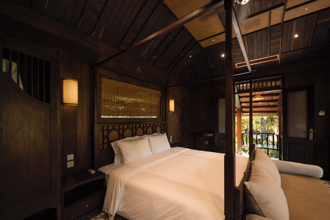 Signature Bungalow | Minibar, in-room safe, desk, laptop workspace