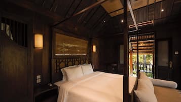 Signature Bungalow | Minibar, in-room safe, desk, laptop workspace