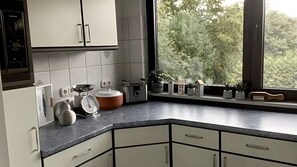 Wasserkocher mit Kaffee-/Teezubehör, Kühlschrank, Mikrowelle, Ofen