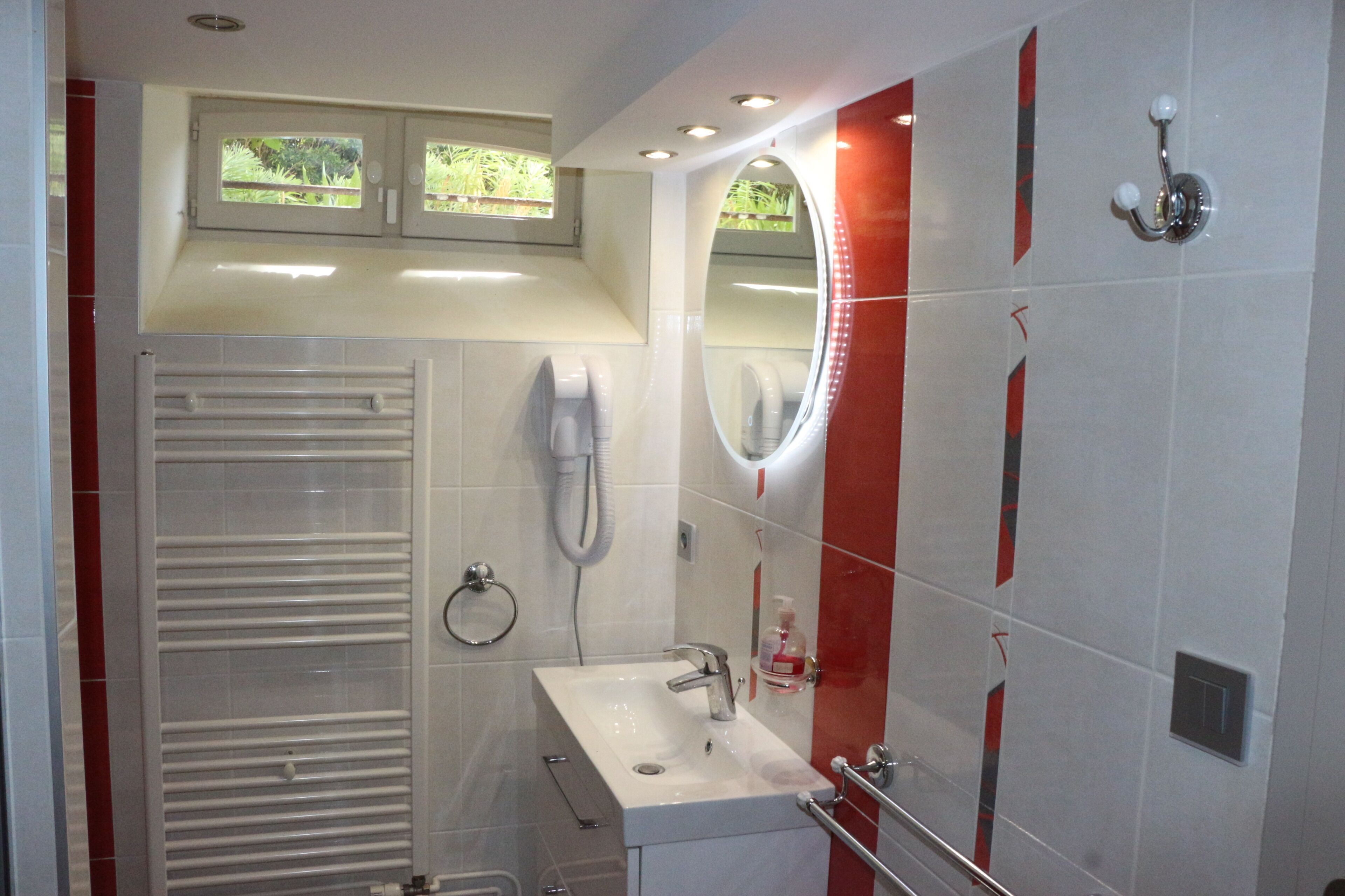Dusche, Haartrockner, Handtücher, Toilettenpapier