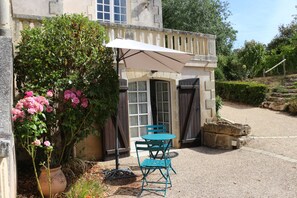 Outdoor dining - Vrbo Property (Marçay)