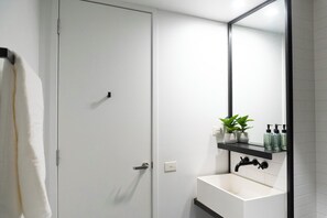 Serviettes fournies, savon, papier toilette