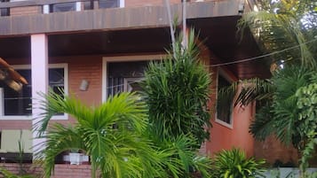 Quarto família, vista para a piscina | Fachada da propriedade