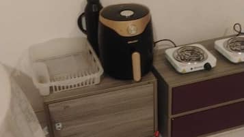 Basic Double Room | Private kitchen | Fridge, toaster, cookware/dishes/utensils
