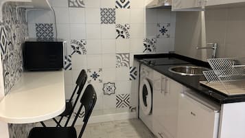 Wasserkocher mit Kaffee-/Teezubehör, Kühlschrank, Mikrowelle, Herdplatte