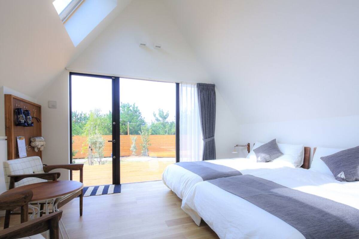 Familien-Vierbettzimmer, Nichtraucher, Gartenblick (Room Only) | Schreibtisch, Verdunkelungsvorhänge, kostenloses WLAN, Bettwäsche