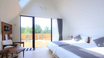 Habitació quàdruple familiar, no fumadors, vistes al jardí (Room Only) | Escriptori, un bressol de viatge i wifi gratuïta