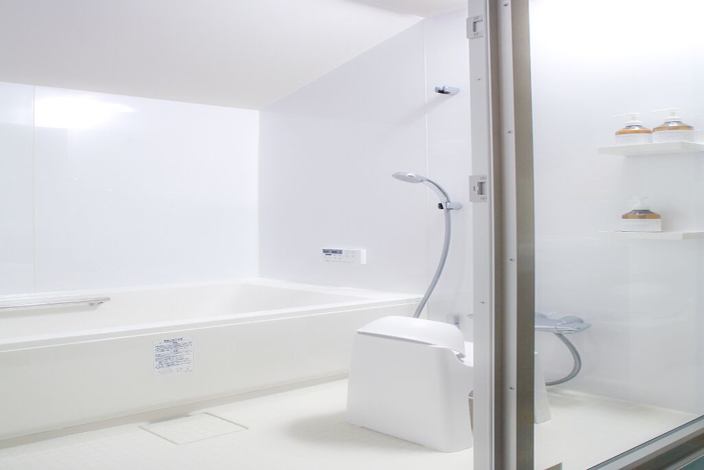 Habitació quàdruple familiar, no fumadors, vistes al jardí (Room Only) | Bany | Combinació de dutxa i banyera i articles de tocador gratuïts 