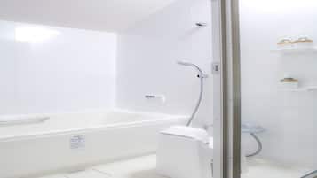 Habitació quàdruple familiar, no fumadors, vistes al jardí (Room Only) | Bany | Combinació de dutxa i banyera i articles de tocador gratuïts