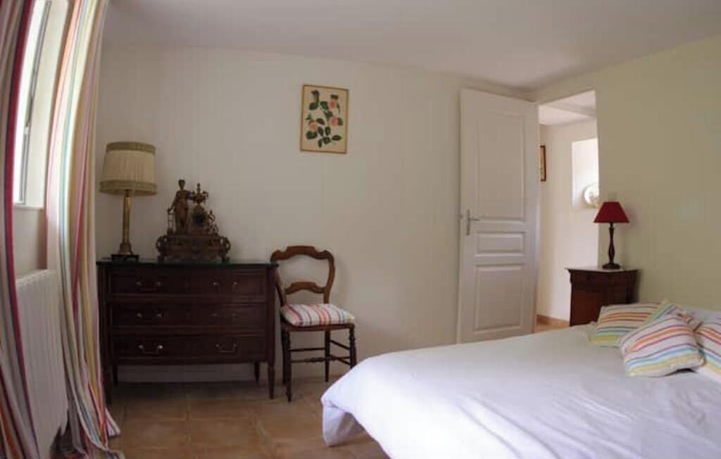 1 slaapkamer, een strijkplank/strijkijzer, wifi, beddengoed