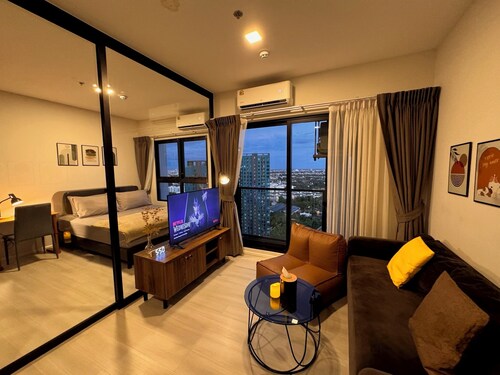 High-Floor Peace Near Metro, Easy City Access