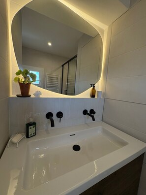 Een douche, een haardroger, handdoeken, zeep