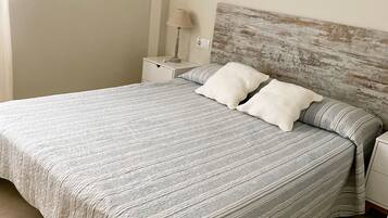 Iron/ironing board, bed sheets