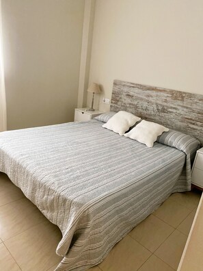 Iron/ironing board, bed sheets - Mediterraneo 11-2 hab. Lm 039 (Denia)
