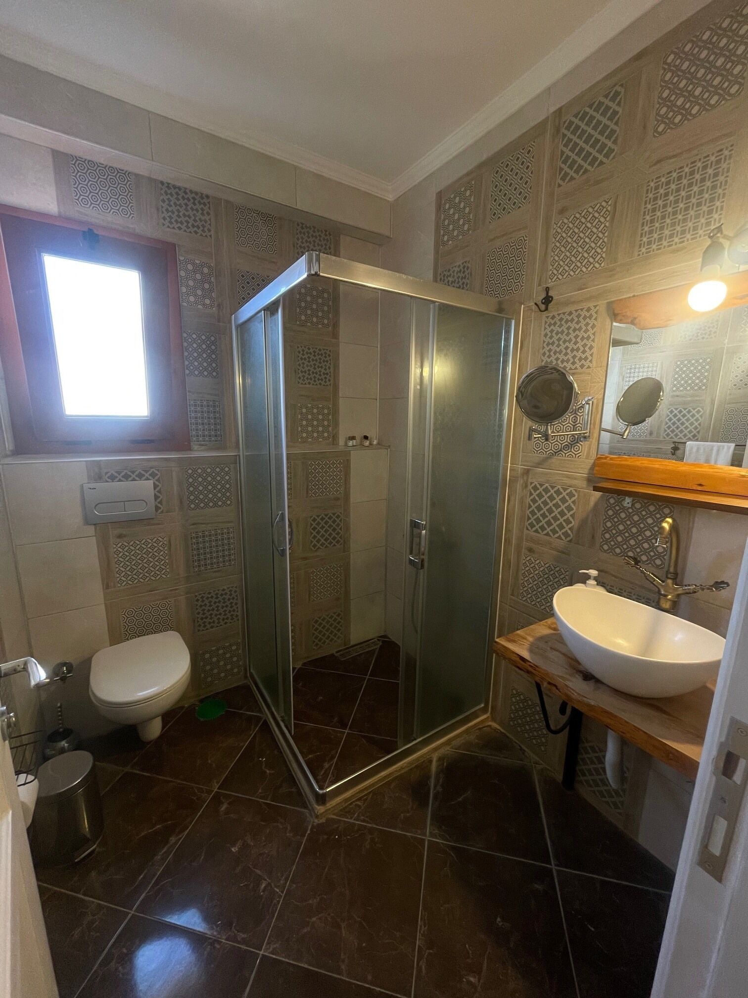 Basic-Zimmer | Badezimmer | Dusche, kostenlose Toilettenartikel, Haartrockner, Handtücher