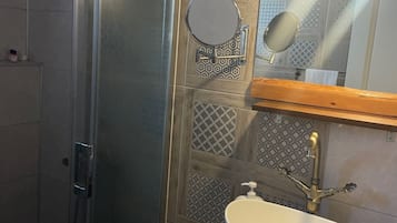 Basic-Zimmer | Badezimmer | Dusche, kostenlose Toilettenartikel, Haartrockner, Handtücher