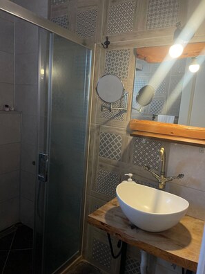 Habitación básica | Baño | Ducha, artículos de higiene personal gratuitos y secador de pelo