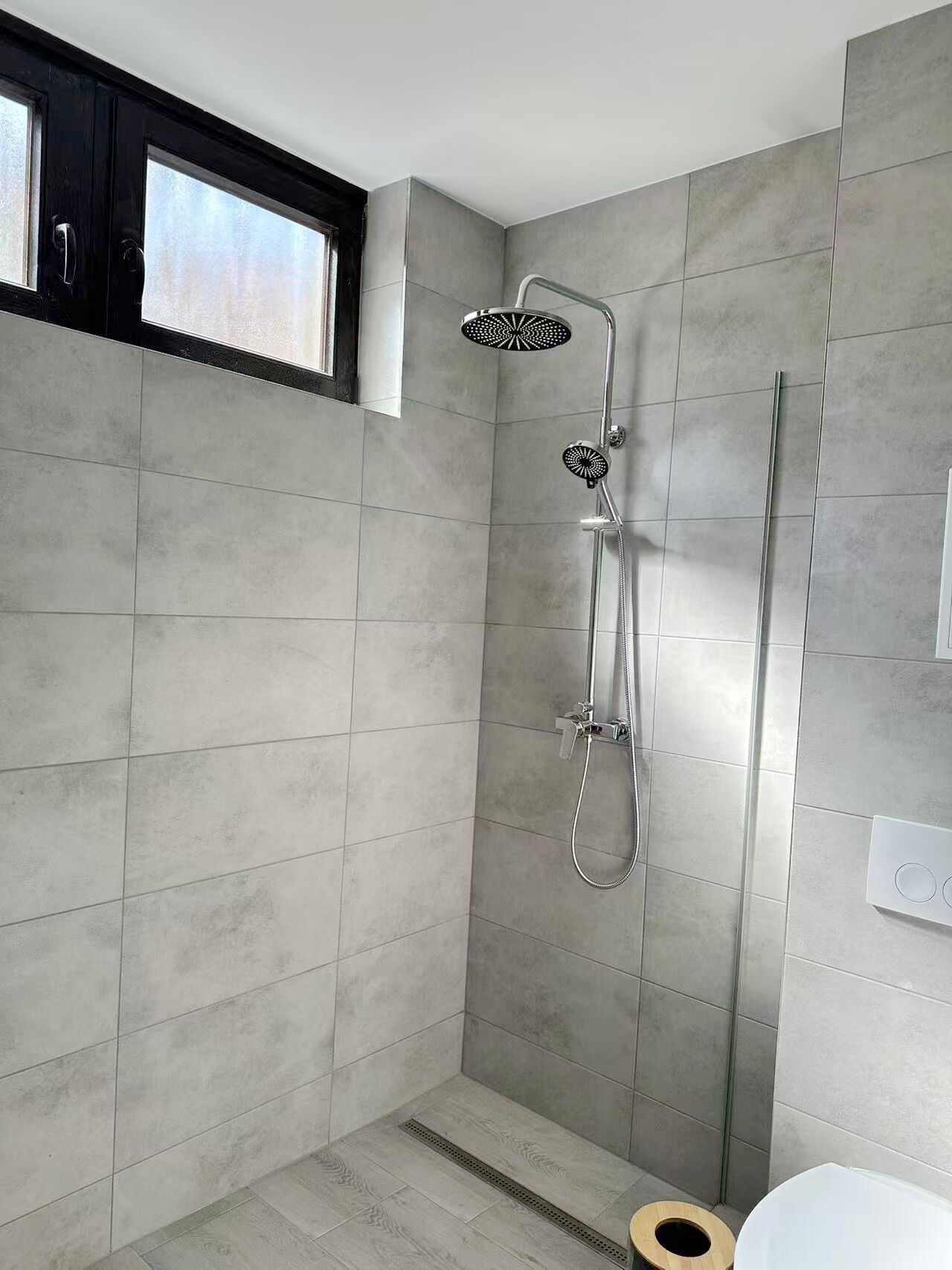 Haartrockner, Handtücher, Seife, Toilettenpapier