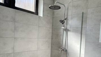 Haartrockner, Handtücher, Seife, Toilettenpapier