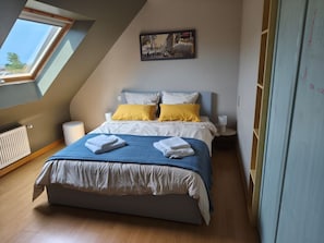 4 slaapkamers, een strijkplank/strijkijzer, wifi, beddengoed