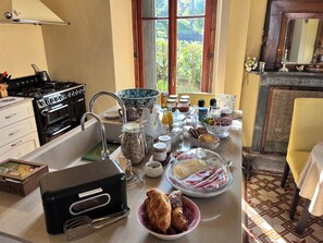 Free daily continental breakfast - Villa il Maiale Bianco Bed & Breakfast (Centro Valle Intelvi)