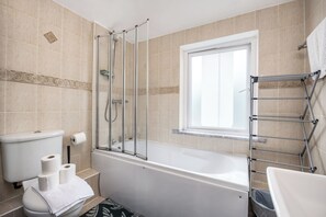 Dusche, Haartrockner, Handtücher, Toilettenpapier