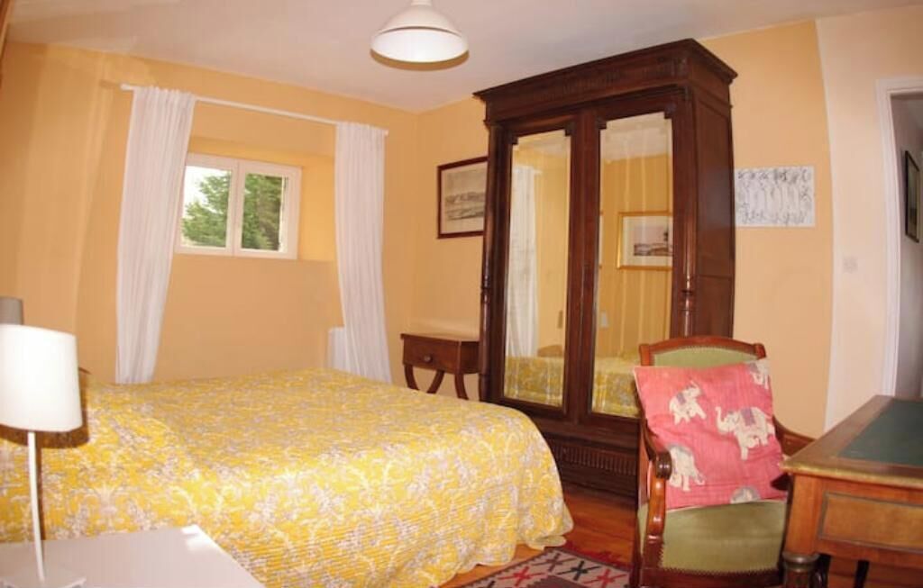 Iron/ironing board, WiFi (free)