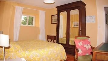Iron/ironing board, WiFi (free)