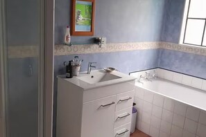 Bathroom - Potters cottage (Waiheke Island)