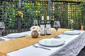 Outdoor dining - Potters cottage (Waiheke Island)
