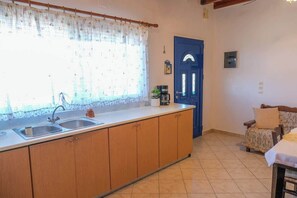 Coffee/tea maker, fridge, microwave, oven - Breeze - Seaside Serene Samos Getaway (Koumeika Samou)