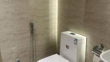 Quadruple Room | Bathroom | Shower, towels, soap, shampoo