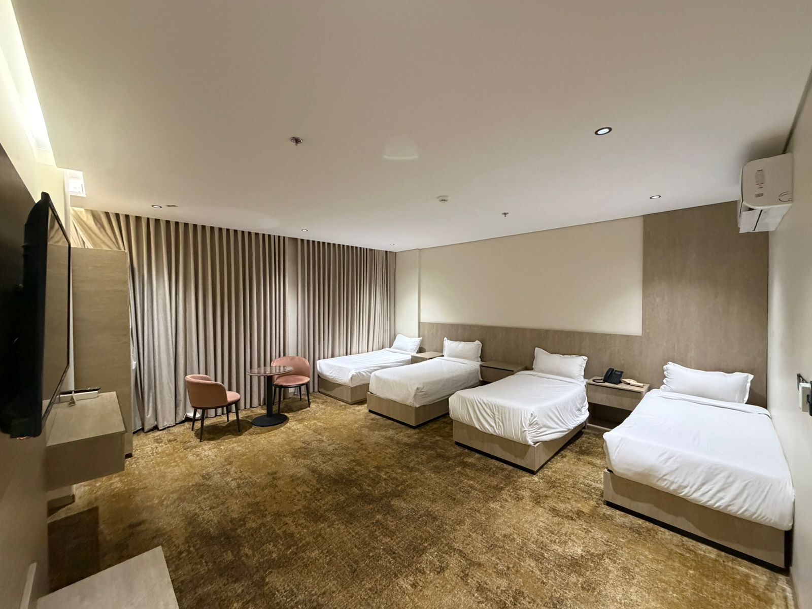 Quadruple Room | Desk, WiFi (free)