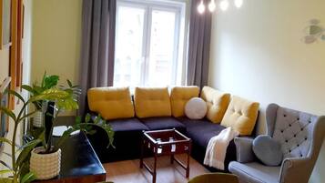 Apartamento, vista para a cidade | Área de estar