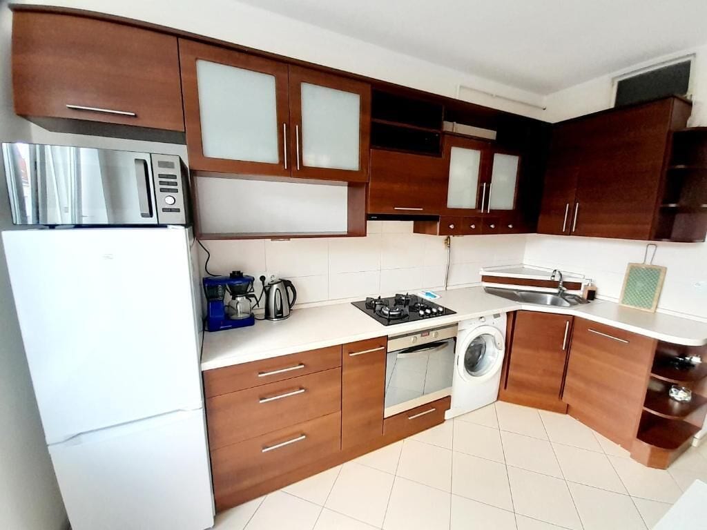 Apartment, City View | Private kitchen | Dining table