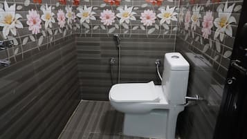 Chambre Double Confort | Salle de bain | Articles de toilette gratuits, serviettes fournies, savon, shampoing