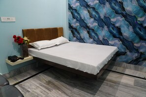 Desk, laptop workspace, free WiFi - Urmila Paying Guest House (Varanasi)