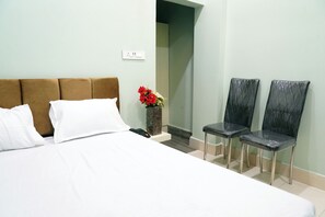 Desk, laptop workspace, free WiFi - Urmila Paying Guest House (Varanasi)