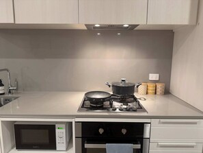 Kühlschrank, Mikrowelle, Ofen, Herdplatte