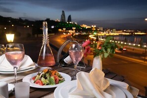 Outdoor dining - Golden Coast Hotel (Baku)