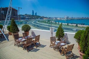 Outdoor dining - Golden Coast Hotel (Baku)