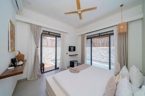 Deluxe tweepersoonskamer, balkon, uitzicht op zwembad | Een kluis op de kamer, verduisterende gordijnen, geluiddichte muren