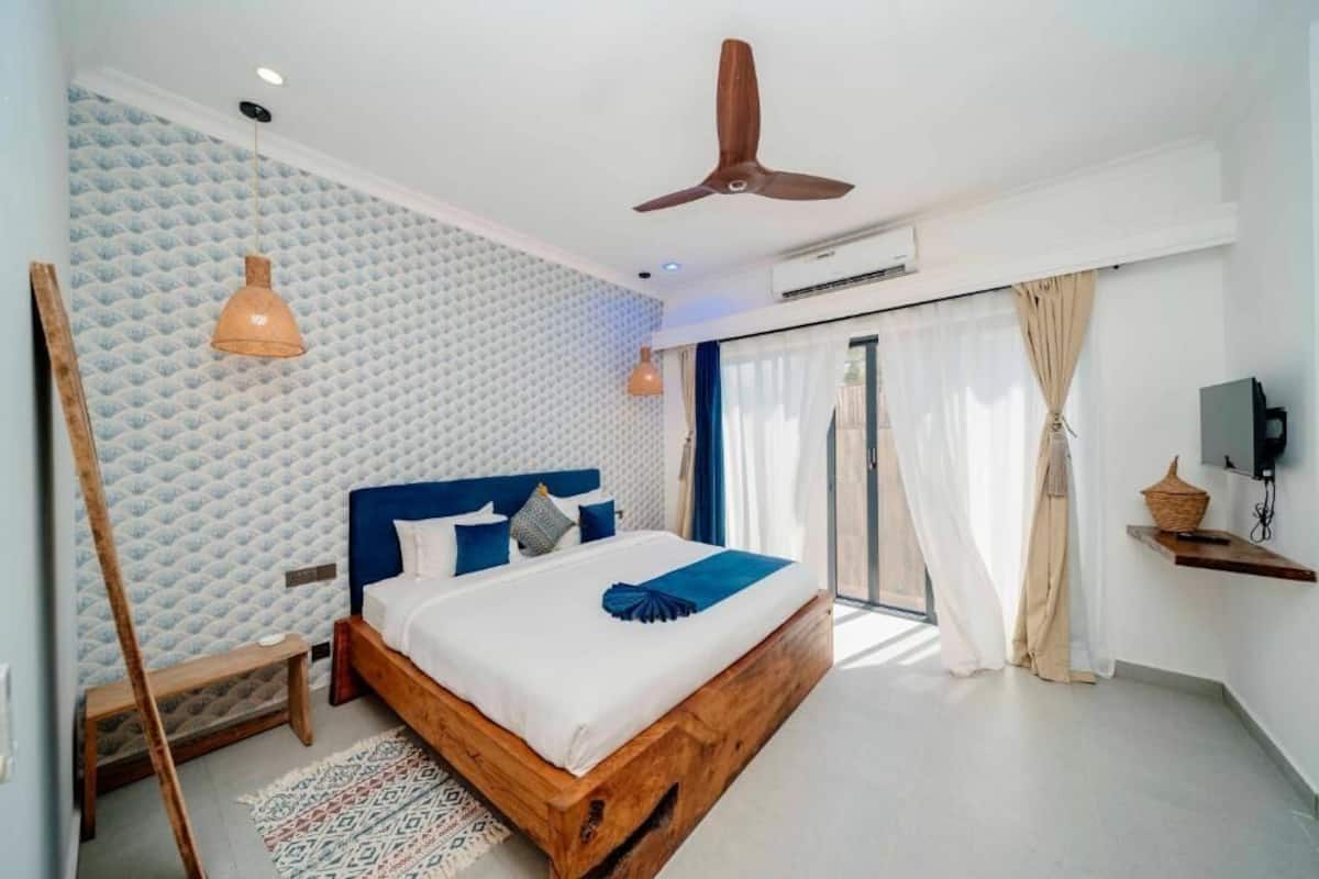Double Room, Balcony, Partial Sea View | In-room safe, blackout drapes, soundproofing